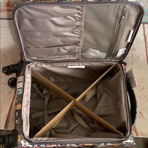 It Luggage The Lite Impression Suitcase 